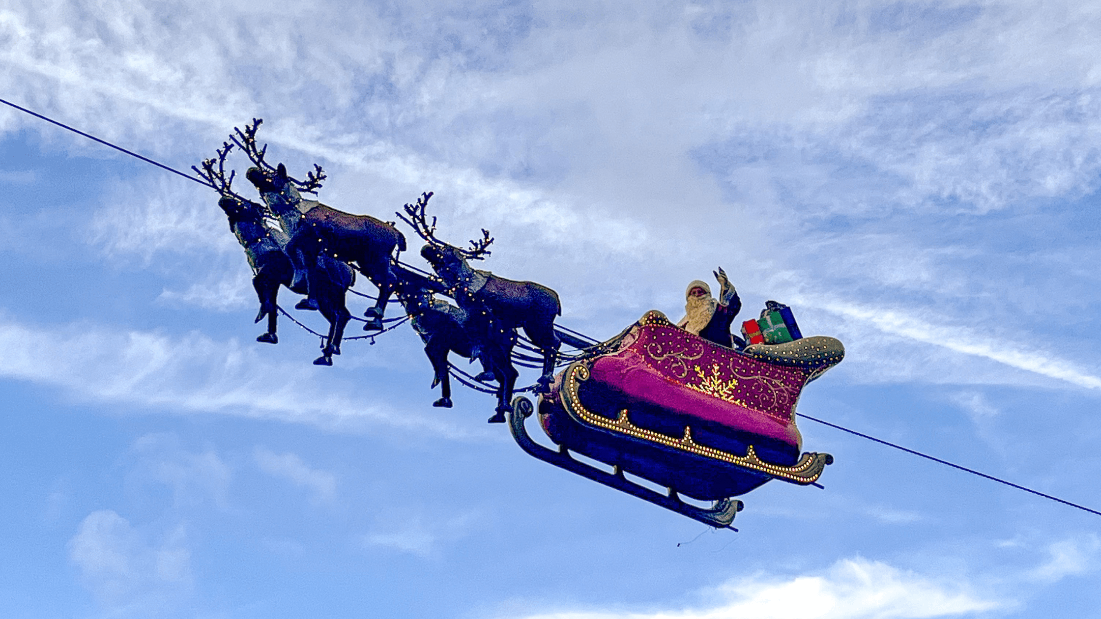 Lee más sobre el artículo Papá Noel volando en su trineo